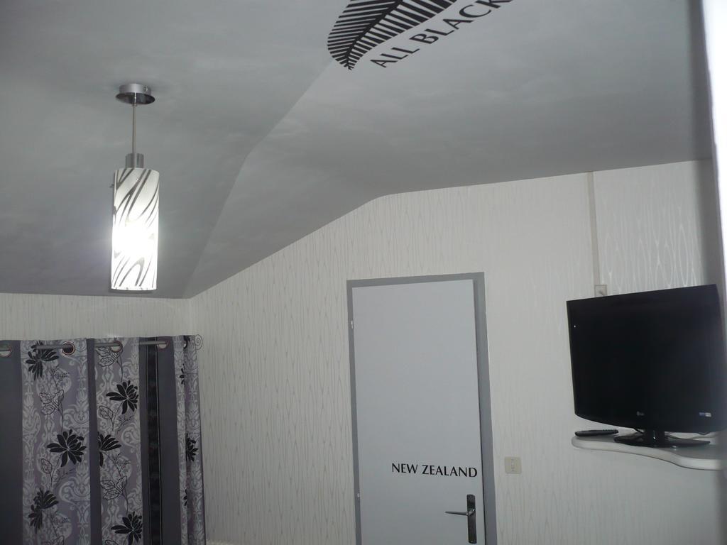 Hotel Bon Accueil Oyonnax Ruang foto