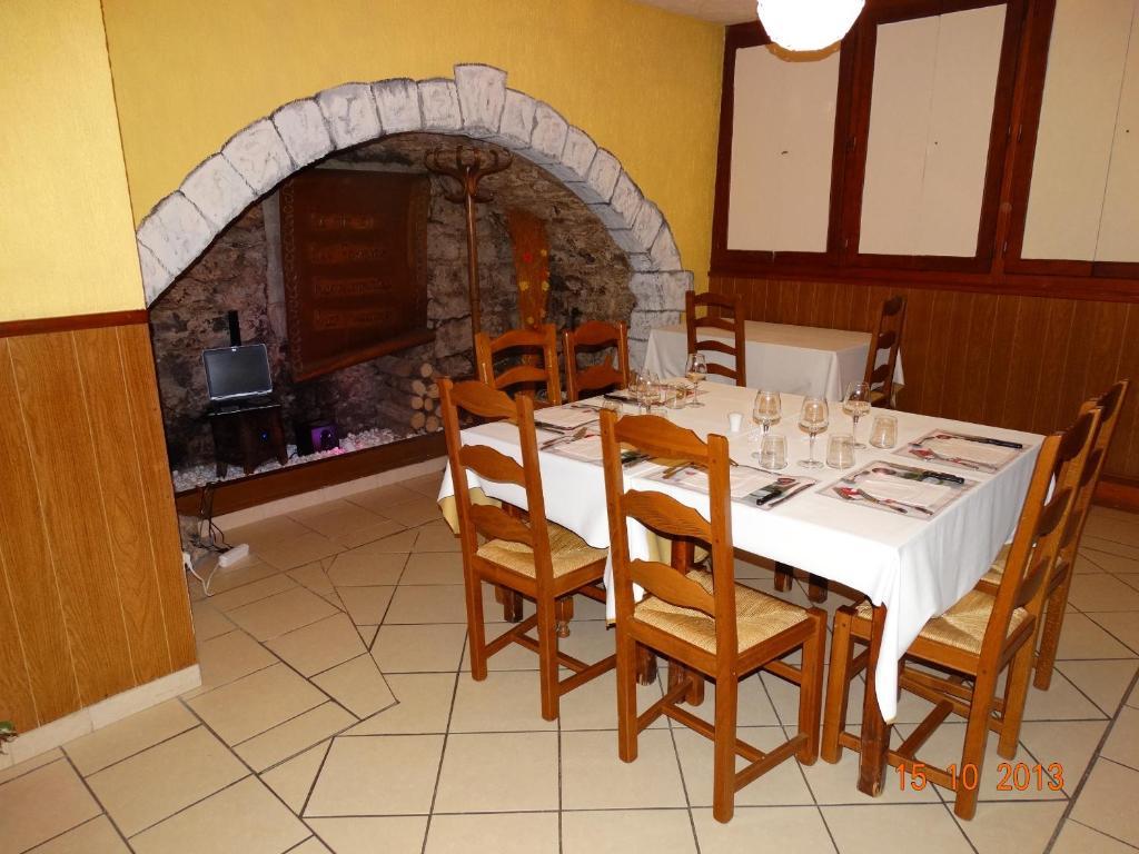 Hotel Bon Accueil Oyonnax Bagian luar foto